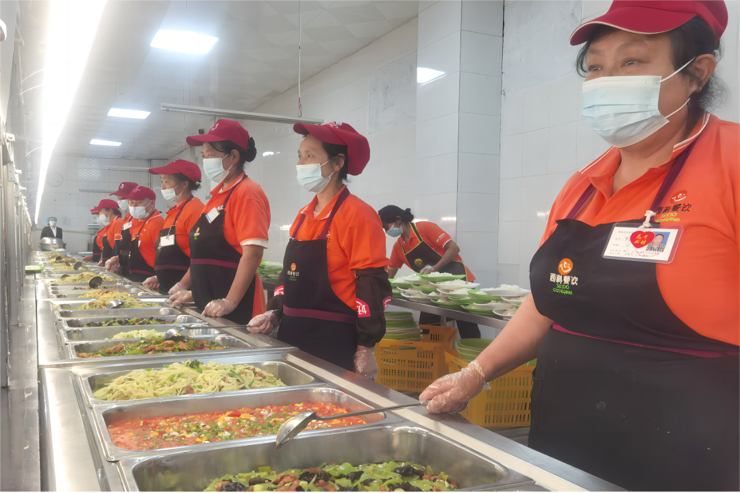 营养三餐 温馨陪同—— mg不朽情缘餐饮集团中学项目部全力以赴包管新学期营养餐供应事情