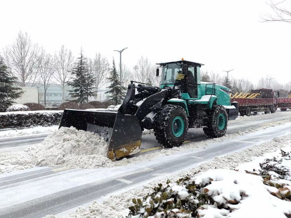 除雪保畅，尊龙凯时铁肩道义勇担重任！