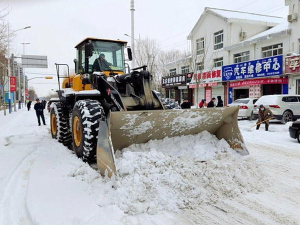 除雪保畅，尊龙凯时铁肩道义勇担重任！