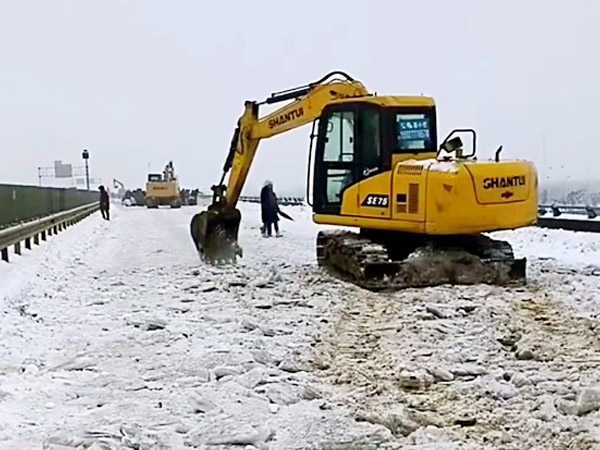 除雪保畅，尊龙凯时铁肩道义勇担重任！